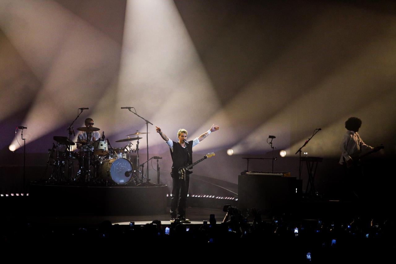 Menyala! LANY Bawa Kehangatan dalam Konser Tur ‘A Beautiful Blur’ di Jakarta