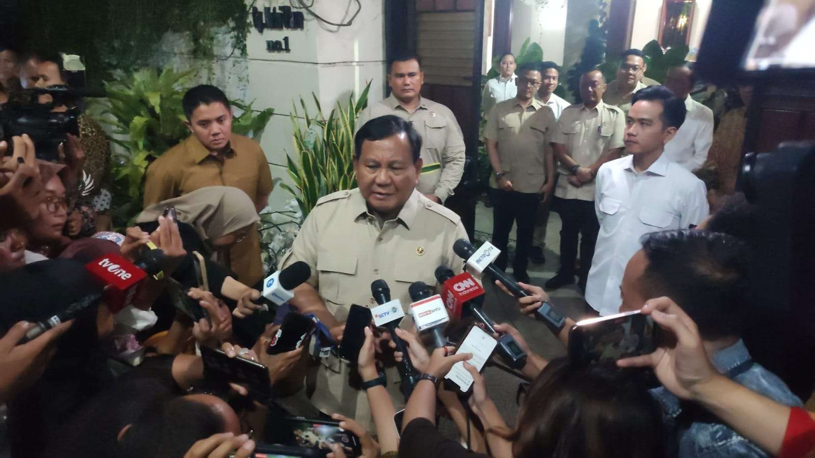 Dibalik Senyum dan Safari Cokelat: Pertemuan Prabowo–Jokowi Bikin Publik Penasaran