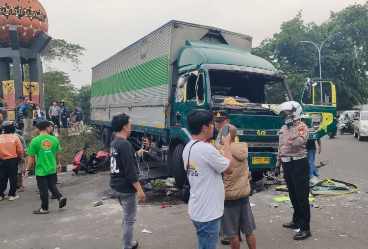 Heboh Truk Kontainer Ugal-ugalan di Kota Tangerang: Sopir Diamuk Massa Usai Lakukan Tabrak Lari