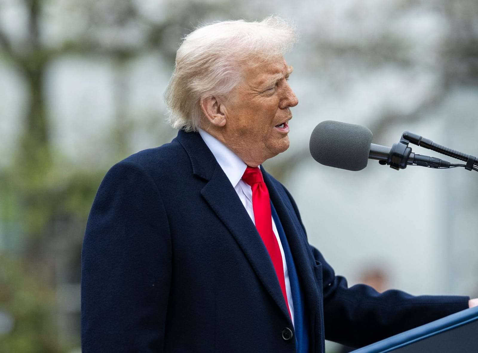 200 Surat Tarif Trump: Perang Dagang Global di Depan Mata?