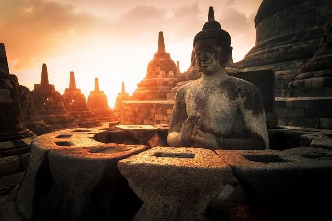 Waisak 2569 BE di Candi Borobudur: Simfoni Doa, Damai, dan Lampion yang Menyala di Langit Jawa