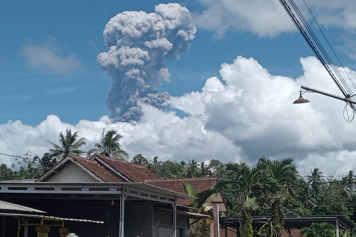 Gunung Raung Erupsi, Semburkan Abu Vulkanik Setinggi 2.000 Meter