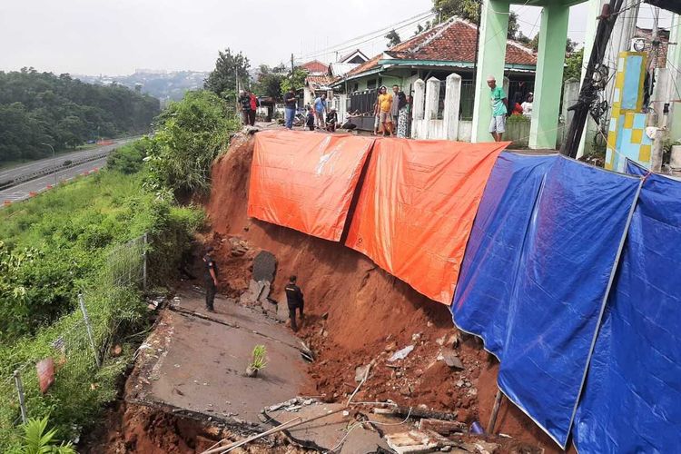 Diguyur Hujan Deras, Jalan Jangli Raya Semarang Ambles 1 Meter