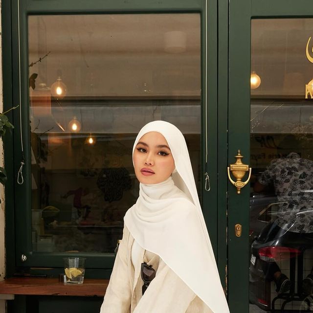 4 Inspirasi Gaya Hijab Minimalis ala Sashfir yang Elegan dan Menawan