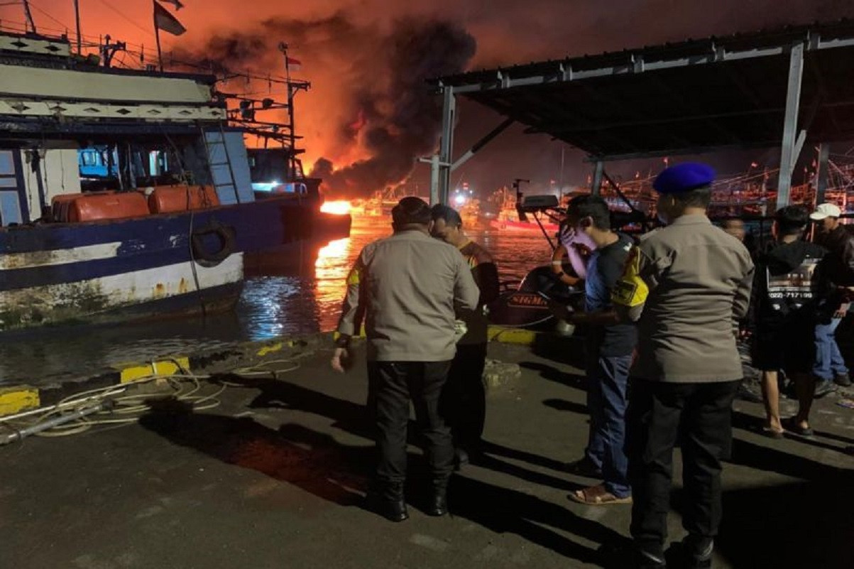 Asap Hitam Membumbung, Belasan Kapal Nelayan di Tegal Terbakar